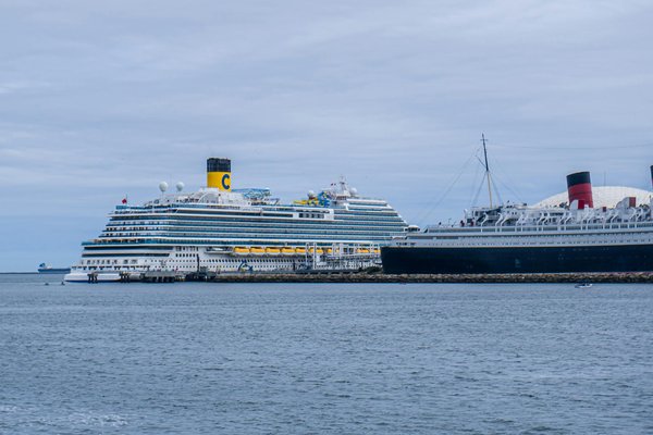 Comment choisir une croisière qui propose des excursions pour découvrir les cascades en Islande?